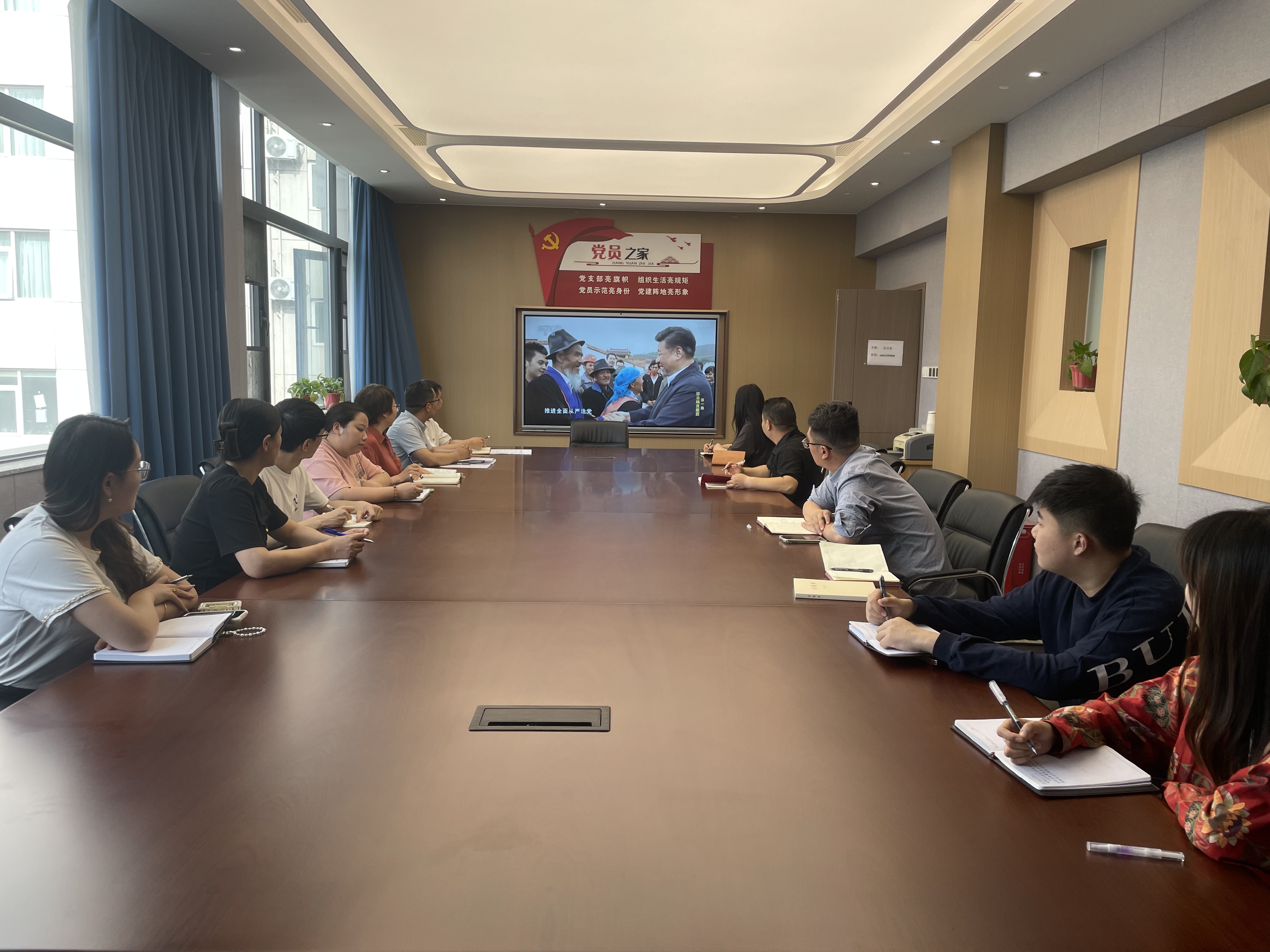 我校党群支部开展“以案为鉴强纪律 正风肃纪践初心”主题党日活动